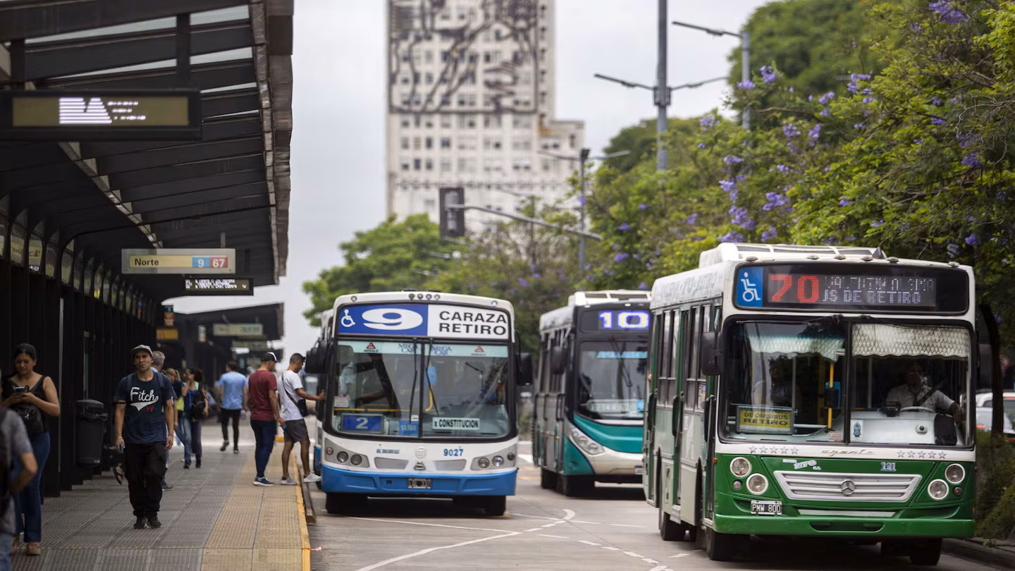 Portada de OTRA VEZ AUMENTAN LOS COLECTIVOS Y TRENES EN AMBA