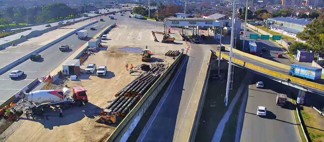 Portada de Avanza la nueva Autopista Dellepiane: la Ciudad construyó cuatro puentes y habilitó la colectora Norte